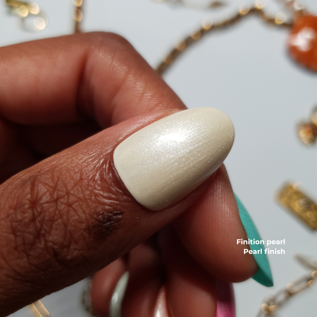 Universal pearl top-coat on solid color press-on nails