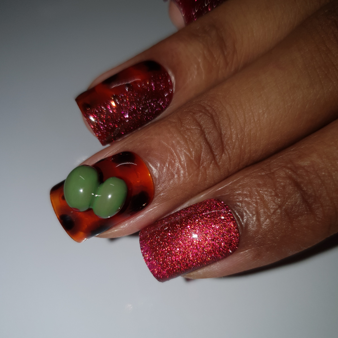 Red reflective cat-eye color, tortoise nail-art and 3d olives worn on square shaped press-on nails